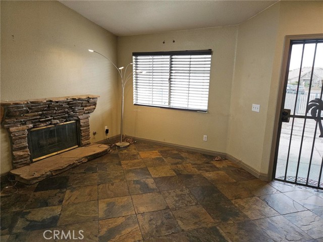 Detail Gallery Image 4 of 17 For 11724 Portola Ct, Adelanto,  CA 92301 - 3 Beds | 2 Baths