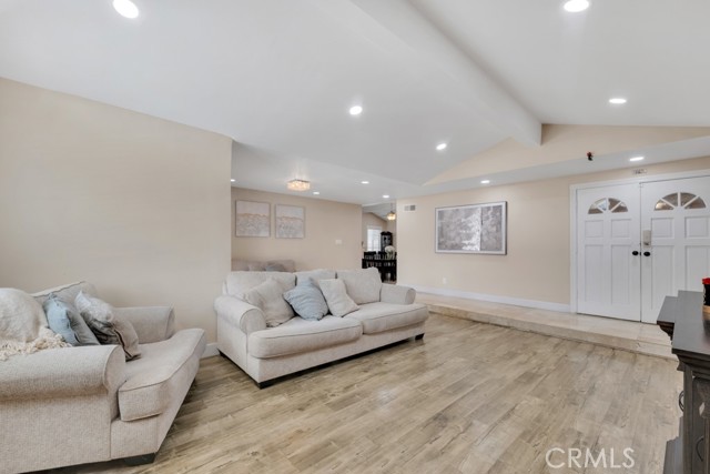 Detail Gallery Image 8 of 34 For 9835 Nevada Ave, Chatsworth,  CA 91311 - 4 Beds | 3 Baths