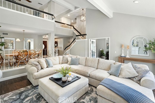 Detail Gallery Image 4 of 59 For 23456 Thornewood Dr, Newhall,  CA 91321 - 6 Beds | 4 Baths