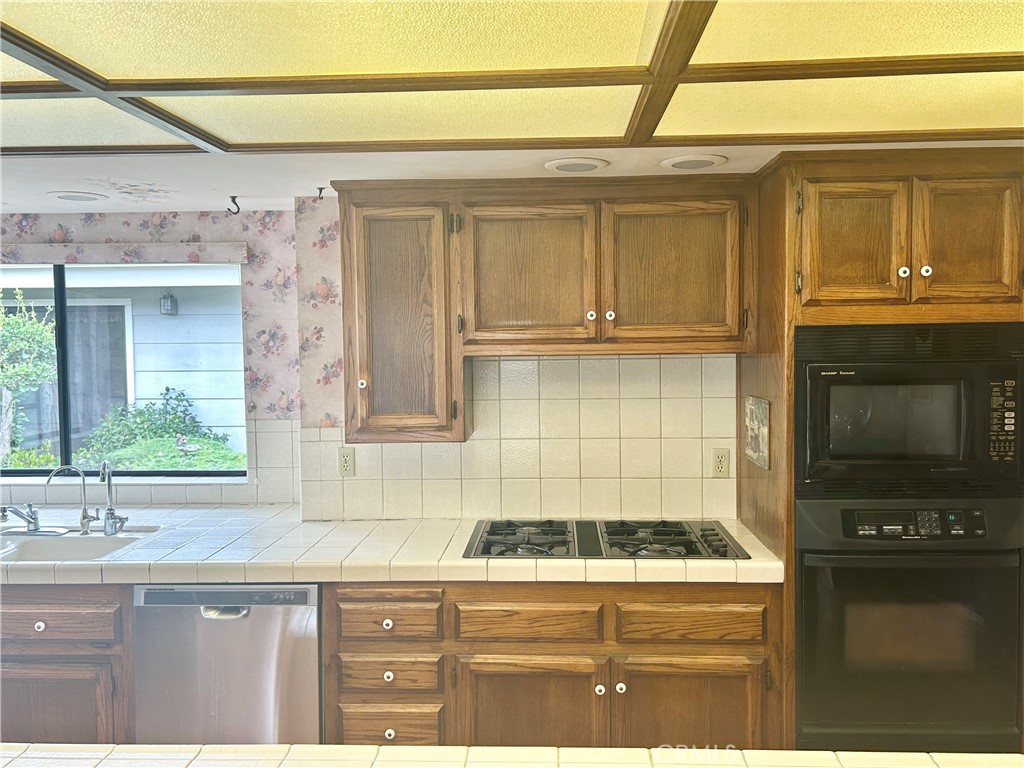 https://media.crmls.org/medias/e9218b49-bbeb-486c-ab4c-5869aabf12f4.jpg?preset=X-Large