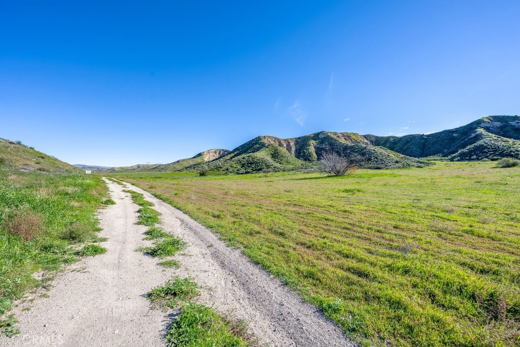 https://media.crmls.org/medias/e921edc0-818e-4236-9d9b-d2f5aa6ffc29.jpg?preset=X-Large