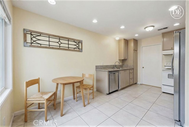 Detail Gallery Image 11 of 57 For 5428 E Snow Wood Cir #82,  Anaheim,  CA 92807 - 3 Beds | 1/1 Baths