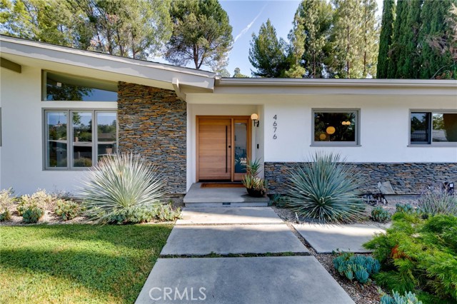 4676 Arriba Drive, Tarzana CA: https://media.crmls.org/medias/e92312b4-fa26-48b8-acba-edb4936a600e.jpg