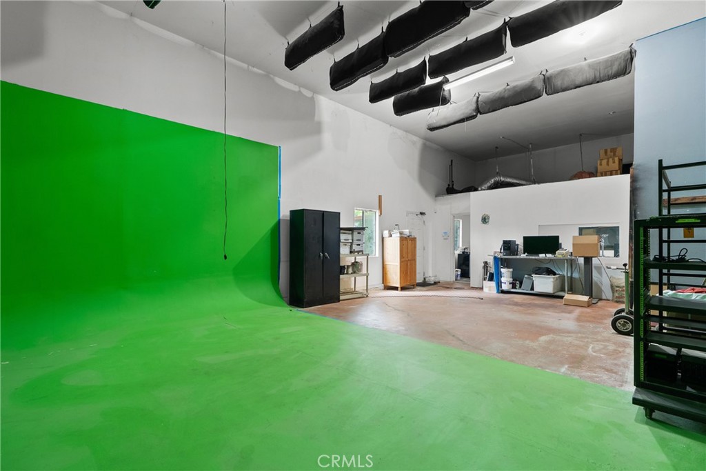 https://media.crmls.org/medias/e9235f94-470b-44a0-84c6-e4d8b00befcd.jpg?preset=X-Large
