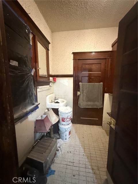 Detail Gallery Image 5 of 20 For 860 W 54th, Los Angeles,  CA 90037 - – Beds | – Baths