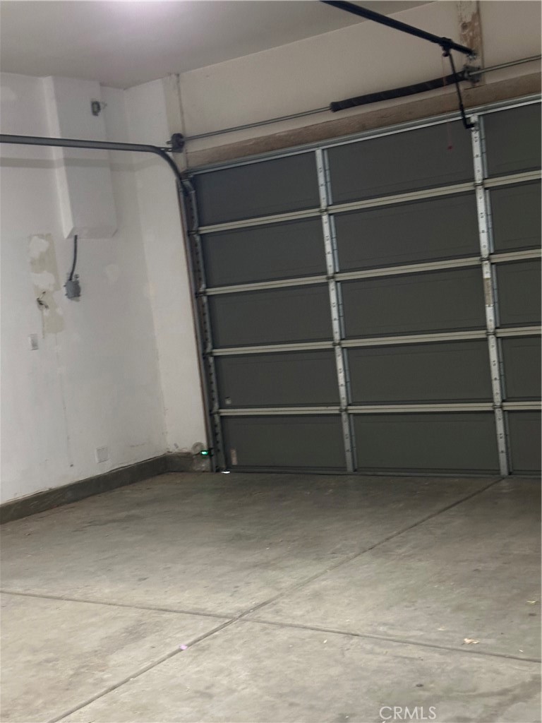 https://media.crmls.org/medias/e9253615-a87b-4403-9478-31728454f92d.jpg?preset=X-Large
