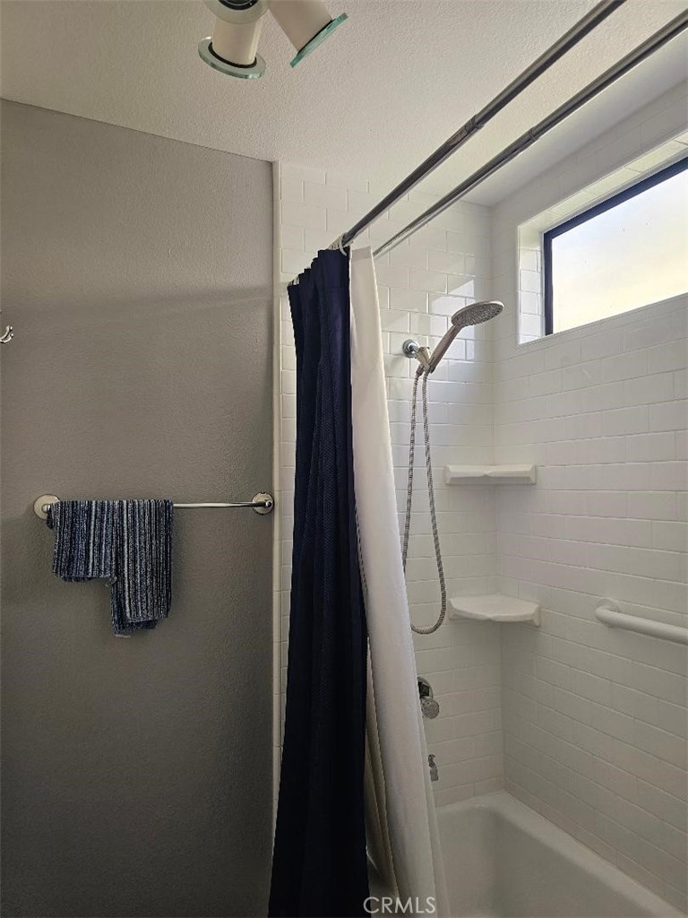 https://media.crmls.org/medias/e9262b89-efb3-46e0-96d3-0527e60f0d7e.jpg?preset=X-Large