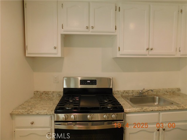 Detail Gallery Image 13 of 16 For 19403 Lanark St #B,  Reseda,  CA 91335 - 1 Beds | 1 Baths