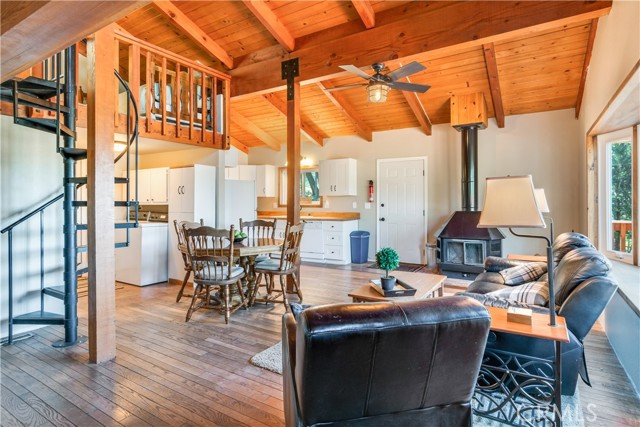 Detail Gallery Image 11 of 30 For 39576 Oak Glen Rd, Fawnskin,  CA 92333 - 2 Beds | 3/1 Baths