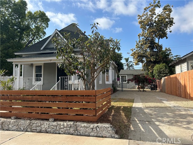 121 W 18th Street, Santa Ana CA: https://media.crmls.org/medias/e929386a-2cf9-4536-af09-03b05a86f930.jpg