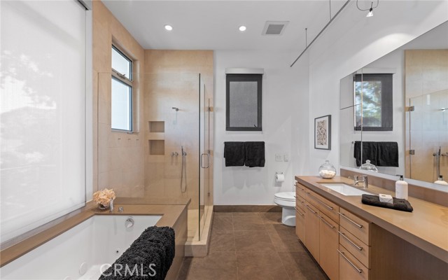 Detail Gallery Image 13 of 21 For 117 Park Pl, Venice,  CA 90291 - 4 Beds | 3/1 Baths