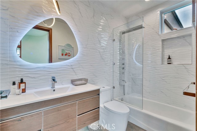 719 1st Place, Hermosa Beach CA: https://media.crmls.org/medias/e92d678b-ef00-4ae0-baa4-3de970a3171d.jpg