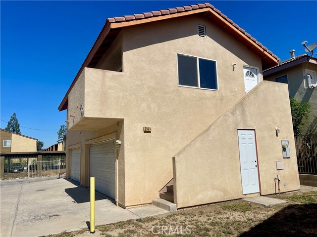 214 N Spruce Avenue, Rialto CA: https://media.crmls.org/medias/e92e2529-ec8d-4f18-bdeb-fdcd71f93dad.jpg