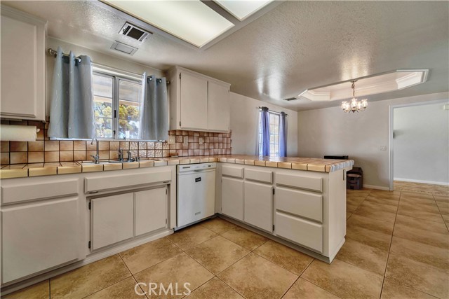 Detail Gallery Image 5 of 34 For 8016 W Avenue D12, Lancaster,  CA 93536 - 3 Beds | 2 Baths