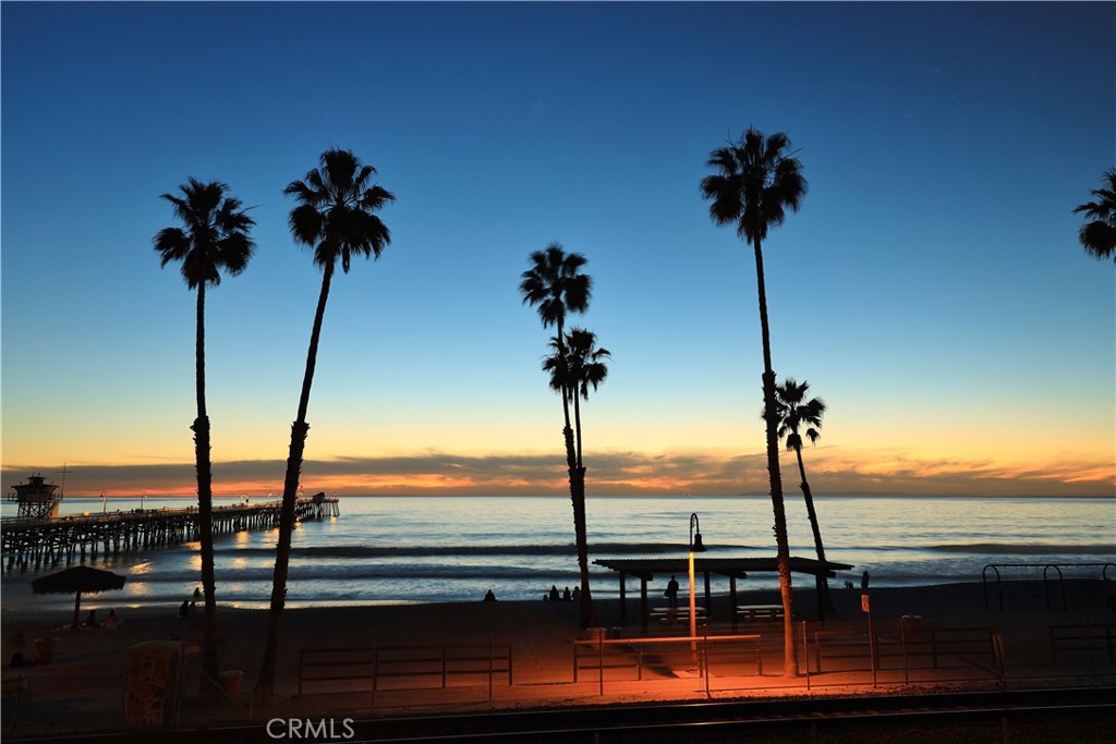 https://media.crmls.org/medias/e92f8b46-3407-4010-80d4-2d7f5f05943c.jpg?preset=X-Large