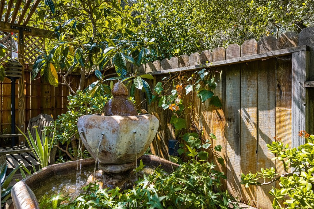 https://media.crmls.org/medias/e92fa05e-6db4-425d-ab13-50b1fe581335.jpg?preset=X-Large