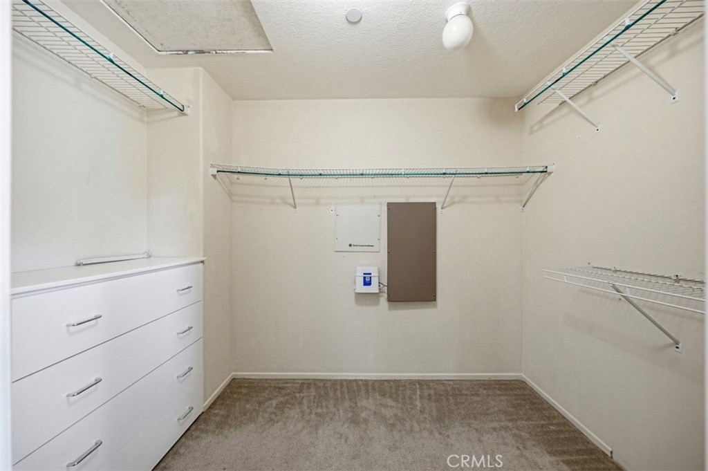 https://media.crmls.org/medias/e933976e-4768-4f2c-9467-b64a5854cdc6.jpg?preset=X-Large