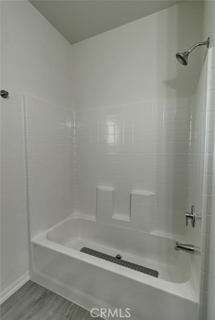 GUEST BATHROOM FEATURES A SHOWER/TUB COMBO