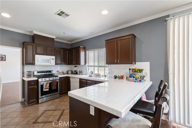945 Newport Drive, San Jacinto CA: https://media.crmls.org/medias/e934d565-1ba3-4574-911e-6c2286d92c94.jpg