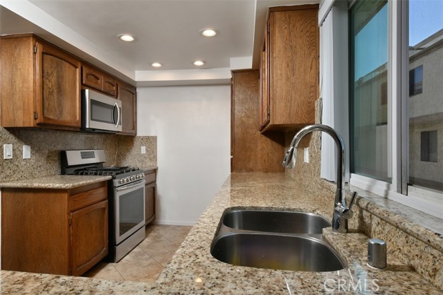 Detail Gallery Image 15 of 32 For 7240 Shirley #101,  Reseda,  CA 91335 - 3 Beds | 3 Baths