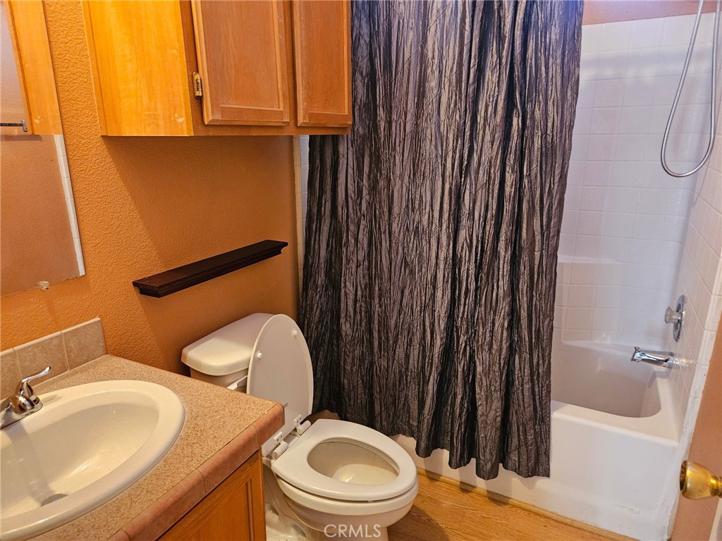 https://media.crmls.org/medias/e9363078-6bbd-42de-b3ab-22e25e5827f1.jpg?preset=X-Large