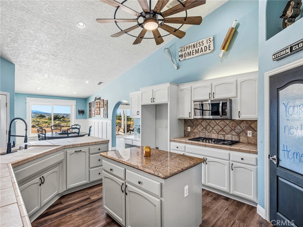 https://media.crmls.org/medias/e937431c-1587-4e8f-81b7-e26e6c1abbef.jpg?preset=X-Large