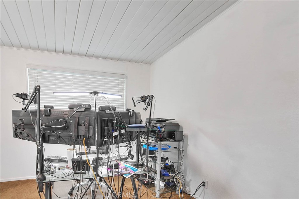 https://media.crmls.org/medias/e93878a6-1764-47a9-9761-61b49d8fcb5d.jpg?preset=X-Large