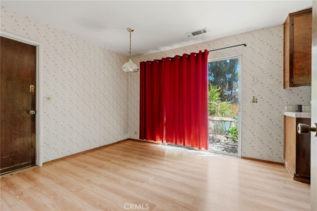 https://media.crmls.org/medias/e93bab28-4220-46d1-9e45-33c188325b58.jpg?preset=X-Large