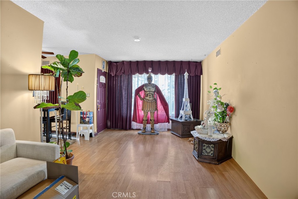 https://media.crmls.org/medias/e93dd8dd-0c5a-4da9-8482-853cf75dd692.jpg?preset=X-Large