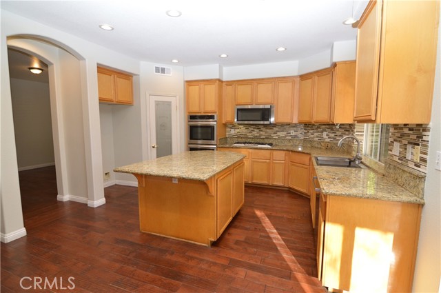 Detail Gallery Image 14 of 52 For 9595 Shadowgrove Dr, Rancho Cucamonga,  CA 91730 - 5 Beds | 3 Baths