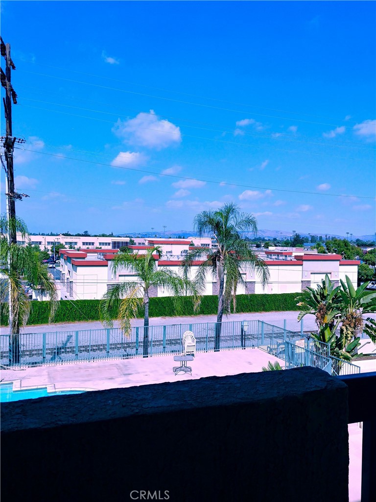 https://media.crmls.org/medias/e93e3128-32e9-4c42-b0e0-3093fa69a196.jpg?preset=X-Large