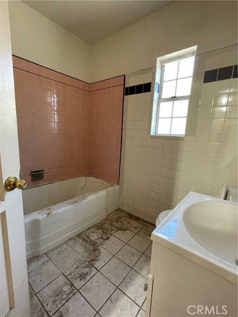 Detail Gallery Image 19 of 20 For 14662 Maclay, –,  CA 91345 - 4 Beds | 2 Baths