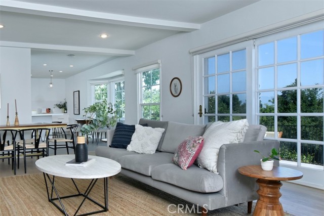 3753 Berry Drive, Studio City CA: https://media.crmls.org/medias/e93fc9c2-2128-43eb-b703-d7c17d4ddae0.jpg
