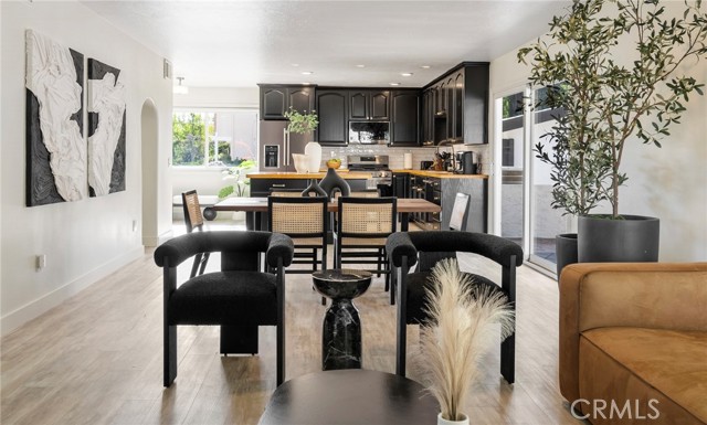 Detail Gallery Image 5 of 10 For 23413 Oxnard St, Woodland Hills,  CA 91367 - 4 Beds | 3 Baths