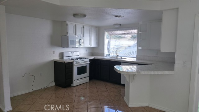 Detail Gallery Image 7 of 13 For 28620 N Port, Menifee,  CA 92584 - 3 Beds | 2/1 Baths