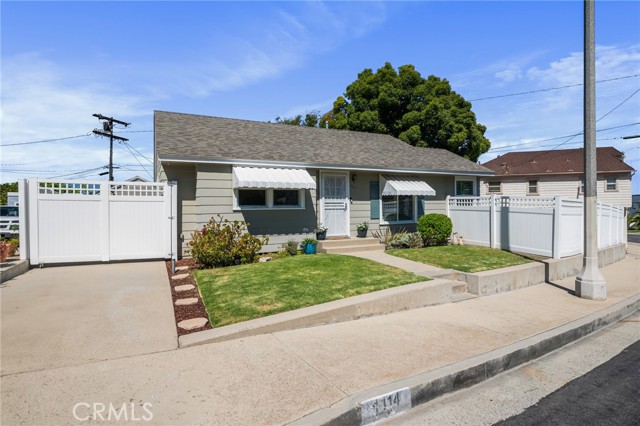 1414 W 13th Street, San Pedro CA: https://media.crmls.org/medias/e9441705-8dd2-4126-a906-0d11d1db37b7.jpg
