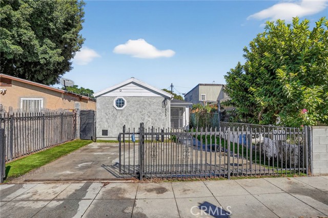 Detail Gallery Image 2 of 17 For 1555 W 59th, Los Angeles,  CA 90047 - 3 Beds | 2 Baths