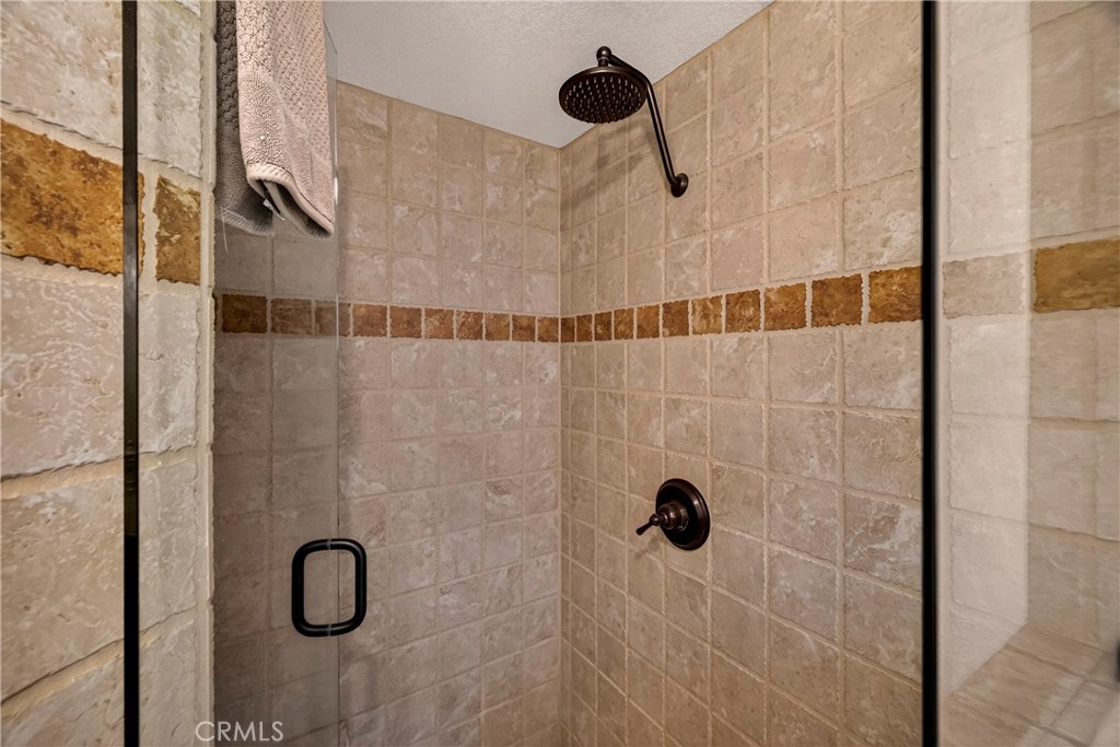 https://media.crmls.org/medias/e9469e46-c0ff-4db4-9204-3f3750008176.jpg?preset=X-Large