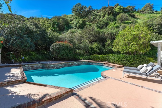 Detail Gallery Image 26 of 34 For 3831 Saint Johnswood Dr, Woodland Hills,  CA 91364 - 5 Beds | 3/1 Baths