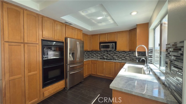 Detail Gallery Image 2 of 10 For 28786 Shadow Valley Ln, Saugus,  CA 91390 - 3 Beds | 3 Baths