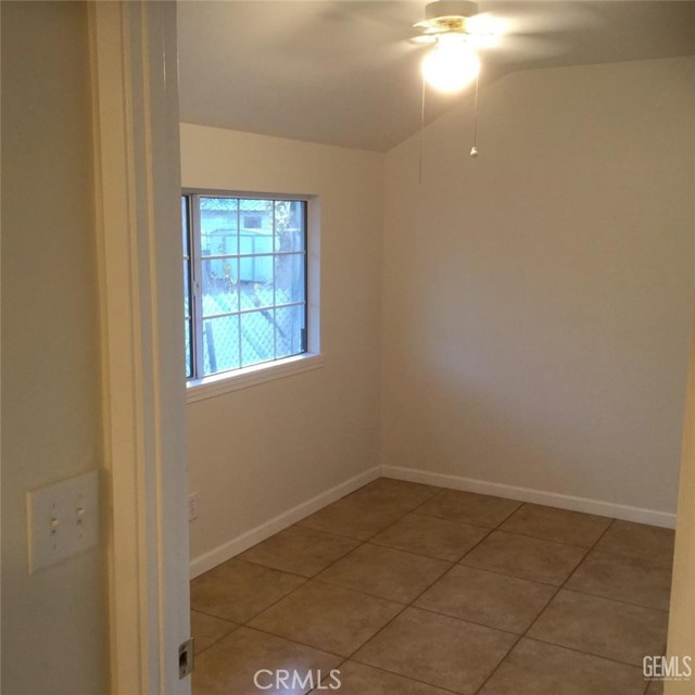 Detail Gallery Image 4 of 12 For 121 Roberts, Bakersfield,  CA 93308 - 2 Beds | 1 Baths