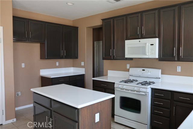 Detail Gallery Image 9 of 15 For 15845 Apache Plume Ln, Victorville,  CA 92394 - 5 Beds | 3 Baths