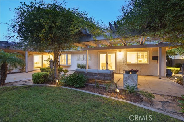 13811 Palace Way, Tustin CA: https://media.crmls.org/medias/e94c947f-ea90-41ed-87b3-b25a12c9f76c.jpg