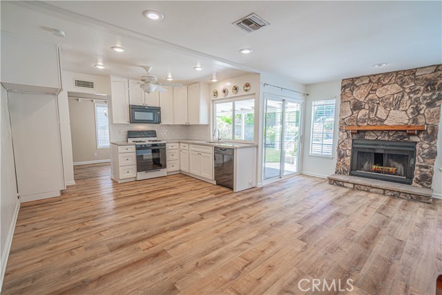22914 Cerca Drive, Valencia CA: https://media.crmls.org/medias/e94e408d-1b1e-4d83-b3aa-9956524fb8e0.jpg