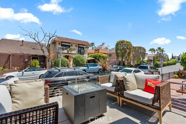 29 W Neapolitan Lane, Long Beach CA: https://media.crmls.org/medias/e94f4dfa-0a6d-4dab-8b3b-a3f6051f4805.jpg