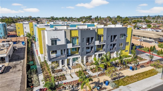 Detail Gallery Image 35 of 39 For 1093 N Harbor Bld, Anaheim,  CA 92801 - 3 Beds | 3 Baths