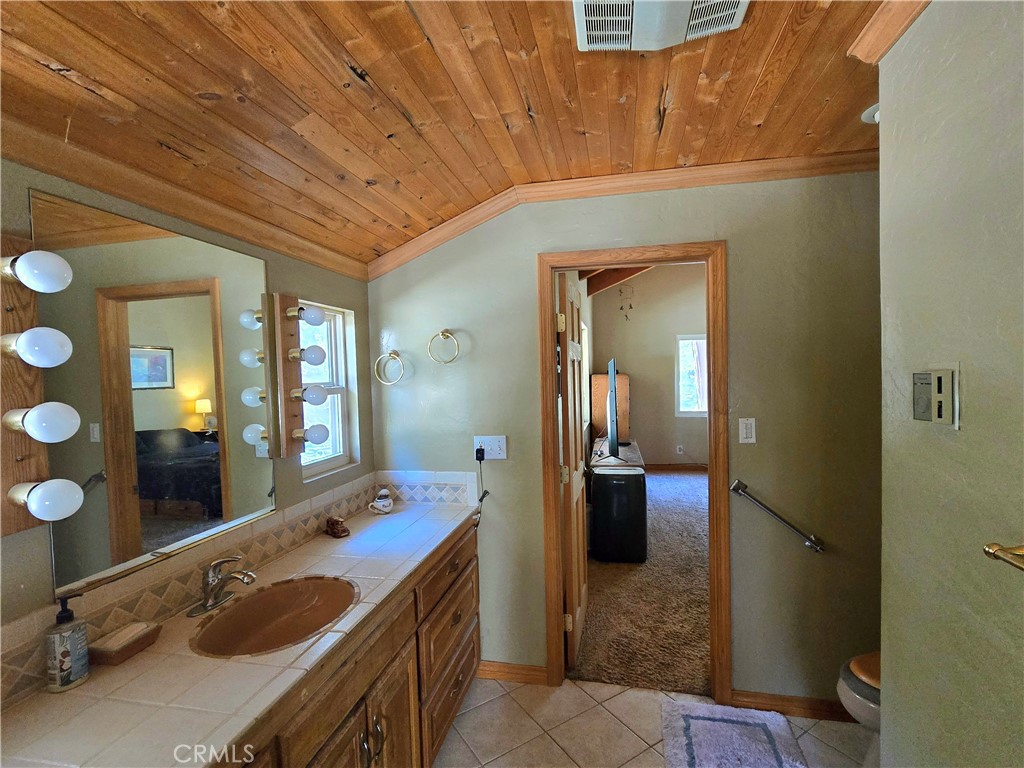 https://media.crmls.org/medias/e951d5d2-18d3-40bd-86aa-3a12d34f0afa.jpg?preset=X-Large