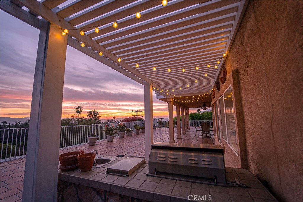 https://media.crmls.org/medias/e951f691-d741-4aa5-bba6-7273061ce48f.jpg?preset=X-Large