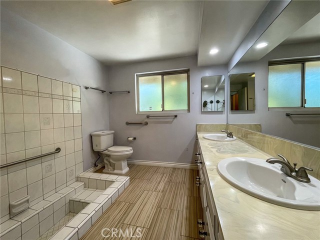 Detail Gallery Image 10 of 19 For 19923 Blackhawk St, Chatsworth,  CA 91311 - 4 Beds | 3/1 Baths