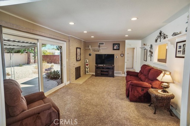 8444 Remmet Avenue, Canoga Park CA: https://media.crmls.org/medias/e9538712-d282-44f3-82ed-37ab0223f451.jpg